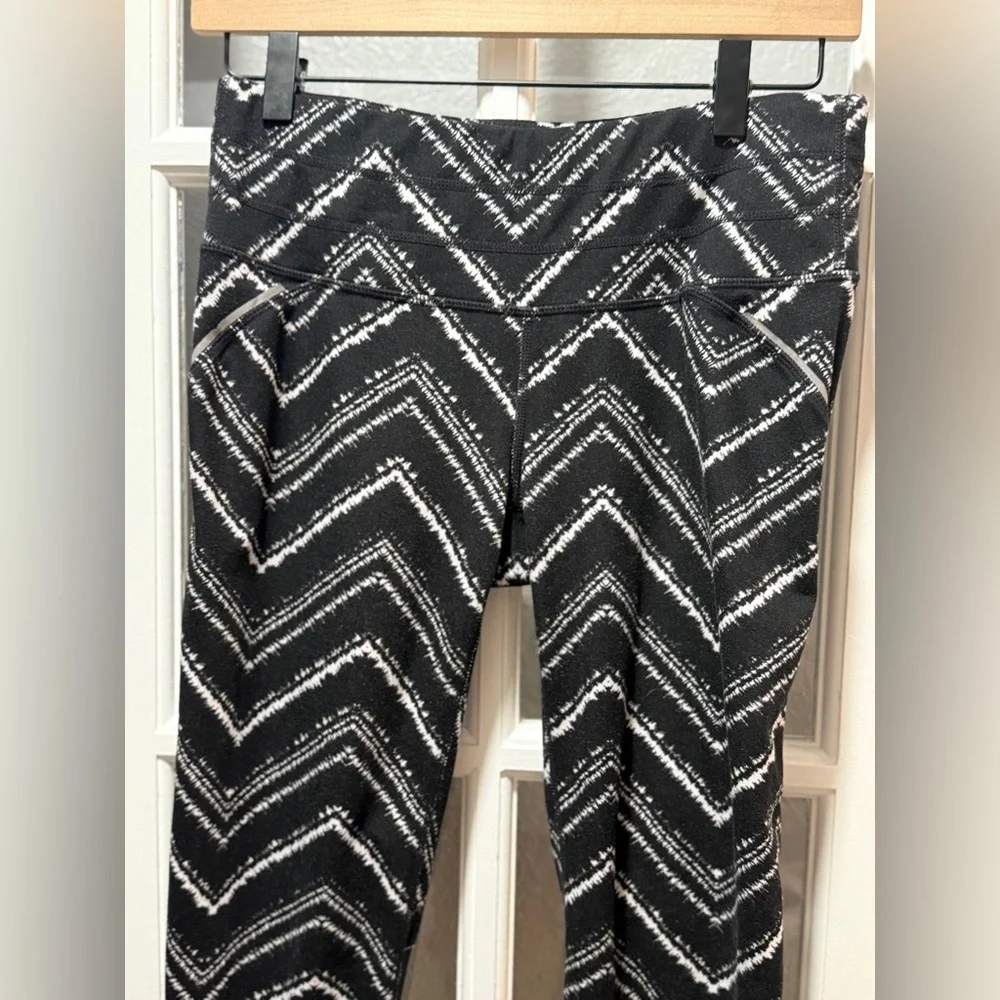 Athleta Zig Zag Relay Capri Black White Chevron Cropped Leggings - Picture 4 of 11